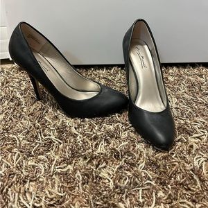 Black pumps